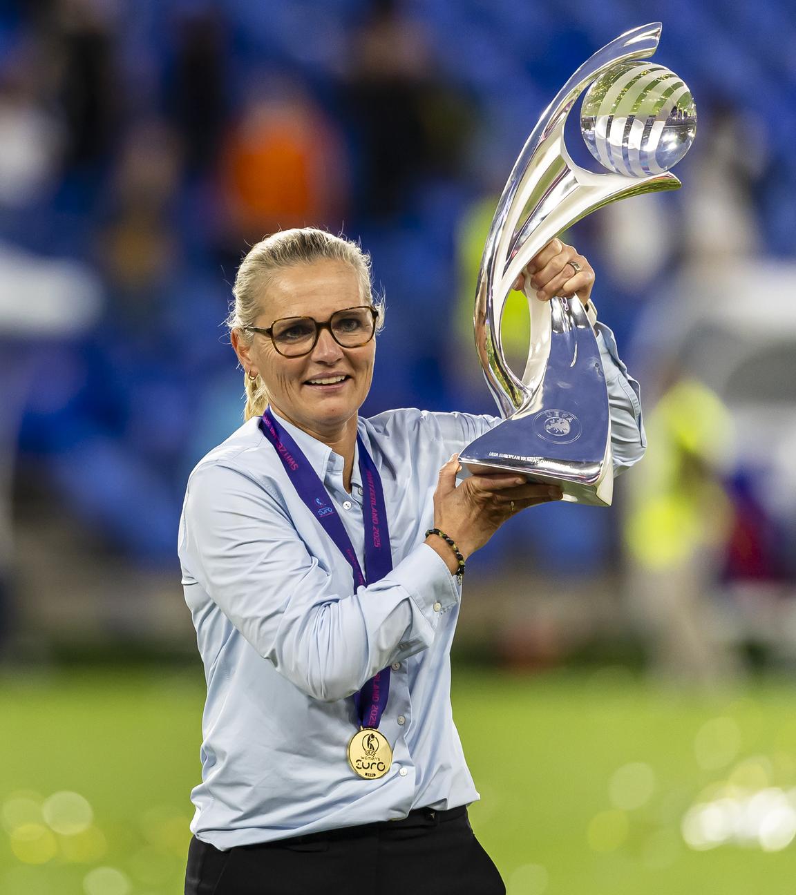 Englands Cheftrainerin Sarina Wiegman feiert mit der Trophäe.