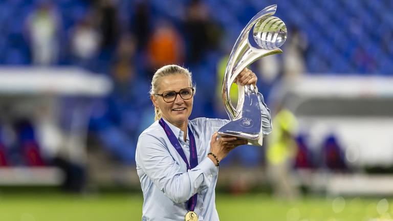 Englands Cheftrainerin Sarina Wiegman feiert mit der Trophäe.