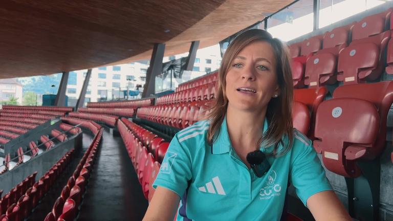 Die Stadionsprecherin der Frauen-EM, Robin Fritschi während ihrem Interview.