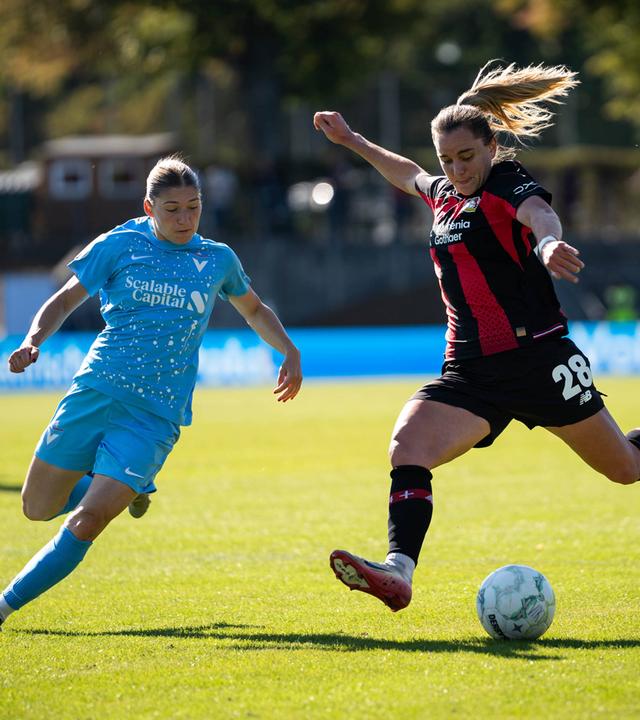 Paulina Tomasiak (Bayer 04 Leverkusen) beim Torschuss im DFB-Pokal-Spiel zwischen dem FC Viktoria Berlin und Bayer 04 Leverkusen.