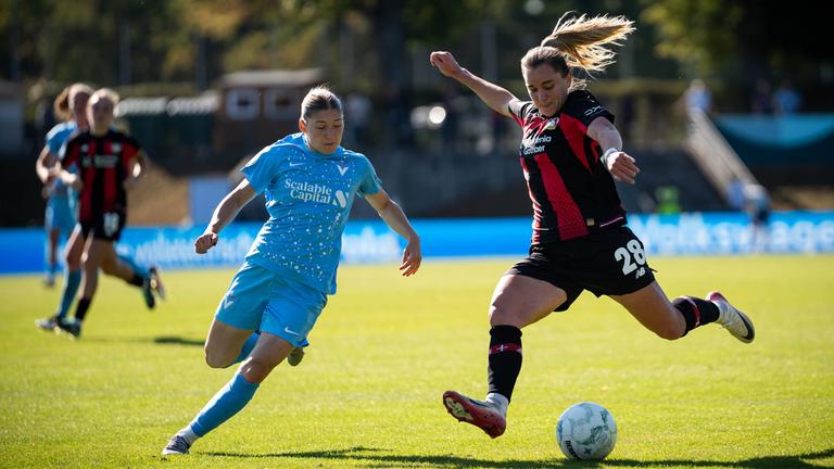 Paulina Tomasiak (Bayer 04 Leverkusen) beim Torschuss im DFB-Pokal-Spiel zwischen dem FC Viktoria Berlin und Bayer 04 Leverkusen.