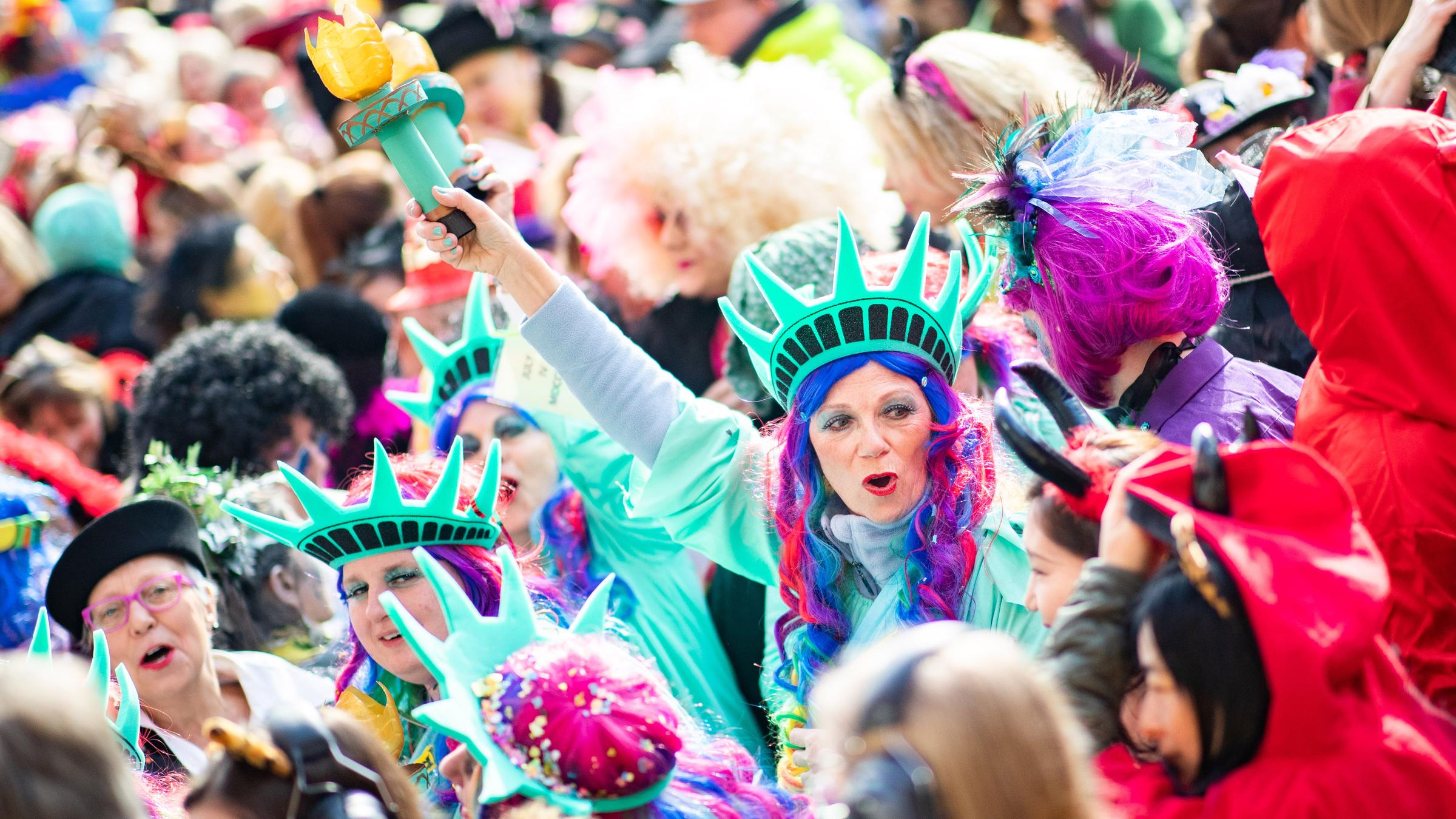 Düsseldorfer Narren feiern vor dem Rathaus