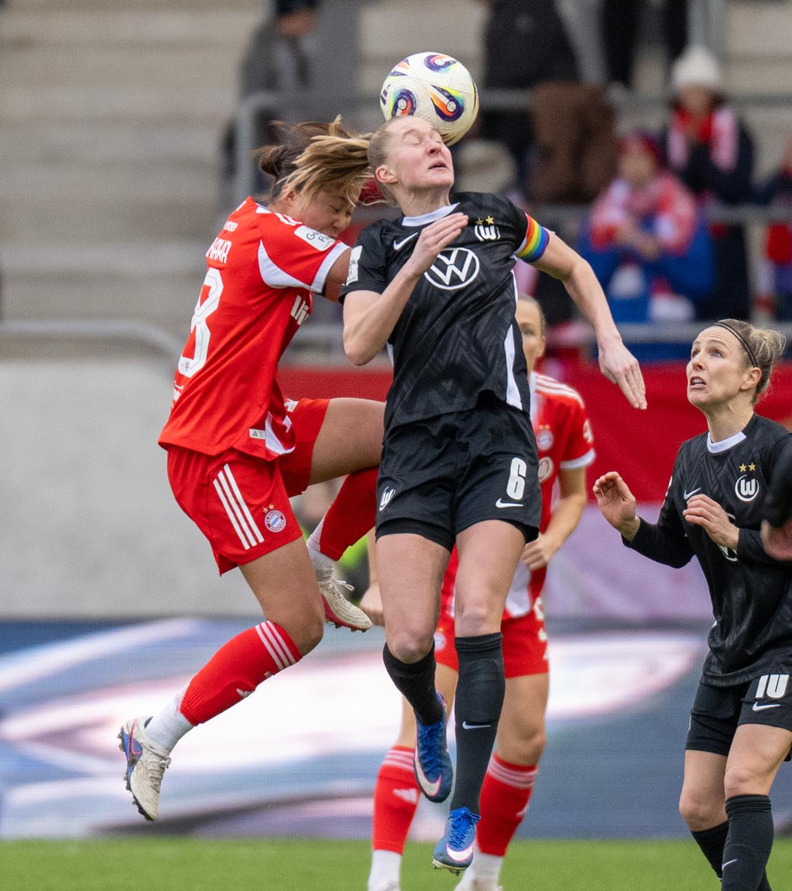 Momoko Tanikawa (FC Bayern München) und Janina Minge (VfL Wolfsburg) kämpfen. 