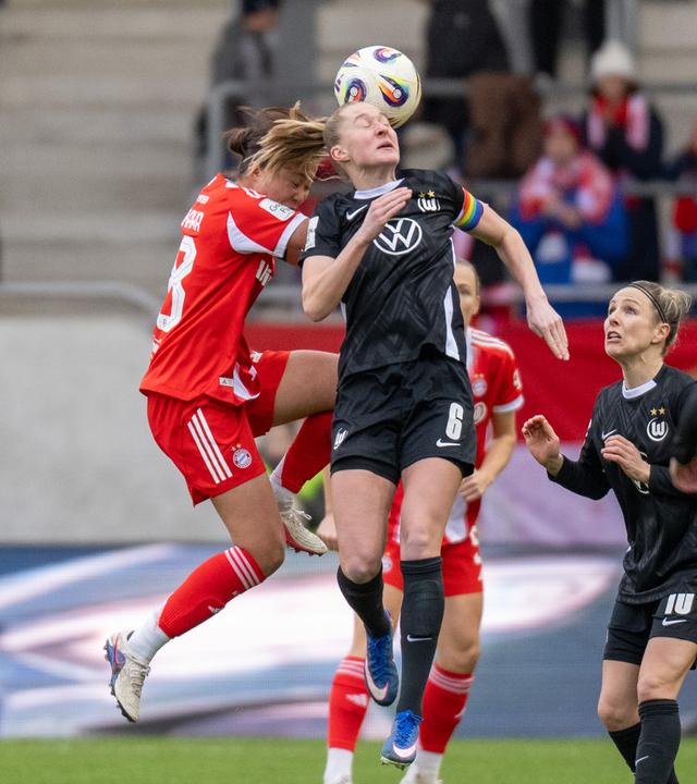 Momoko Tanikawa (FC Bayern München) und Janina Minge (VfL Wolfsburg) kämpfen. 