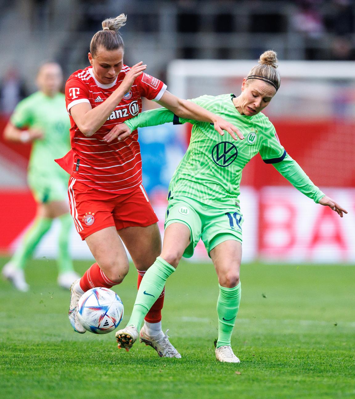 Klara Bühl vom FC Bayern München (l) und Svenja Huth vom VfL Wolfsburg im Zweikampf um den Ball am 25.03.2023. 