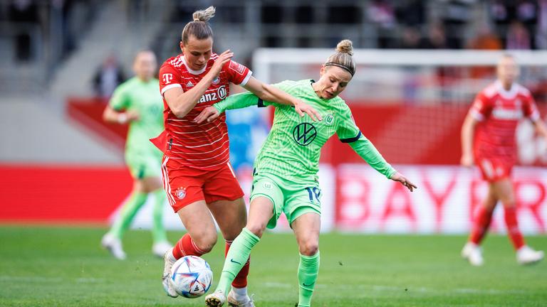 Klara Bühl vom FC Bayern München (l) und Svenja Huth vom VfL Wolfsburg im Zweikampf um den Ball am 25.03.2023. 