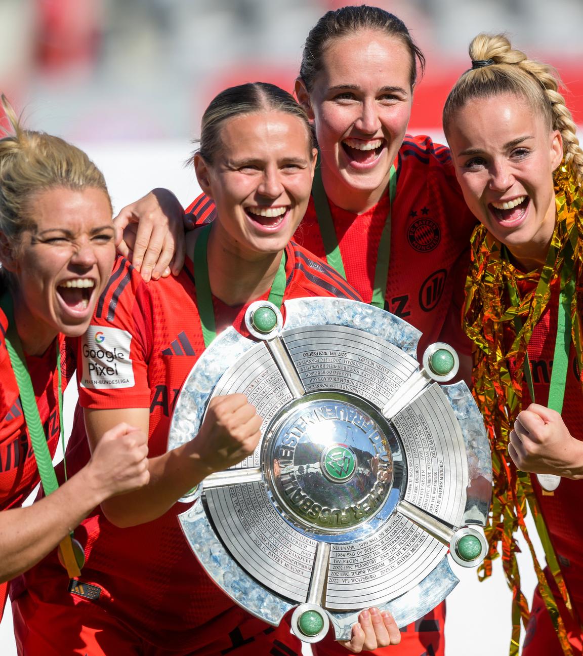 FC Bayern Muenchen, Deutscher Meister 2025 v.l. Linda Dallmann, Klara Buehl, Sydney Lohmann, Giulia Gwinn (Bayern) mit Meisterschale der Frauen.