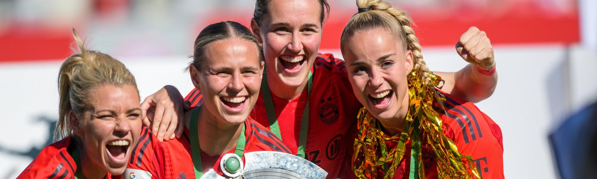 FC Bayern Muenchen, Deutscher Meister 2025 v.l. Linda Dallmann, Klara Buehl, Sydney Lohmann, Giulia Gwinn (Bayern) mit Meisterschale der Frauen.