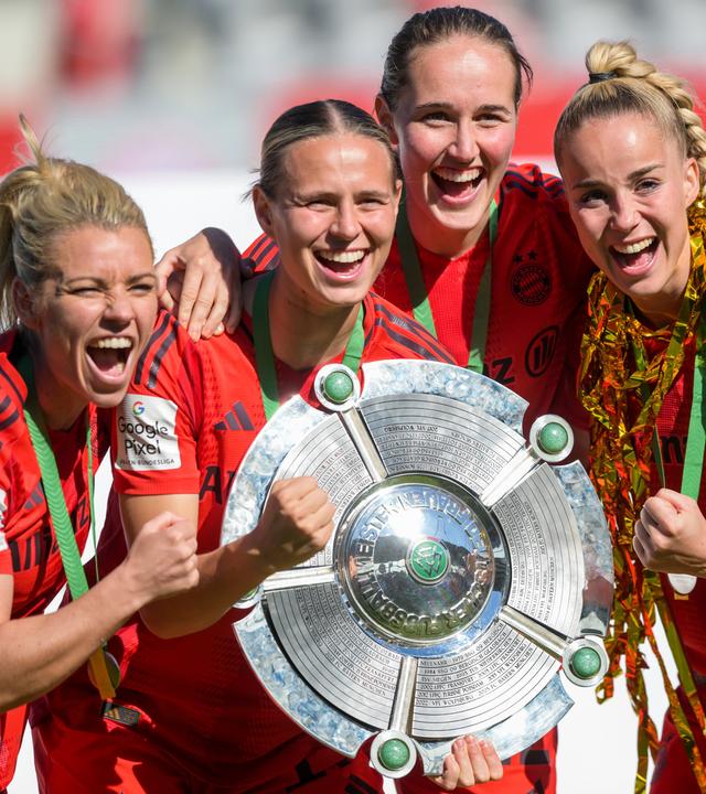 FC Bayern Muenchen, Deutscher Meister 2025 v.l. Linda Dallmann, Klara Buehl, Sydney Lohmann, Giulia Gwinn (Bayern) mit Meisterschale der Frauen.