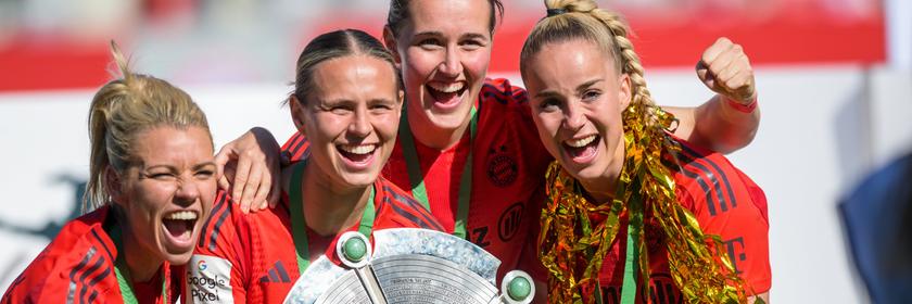 FC Bayern Muenchen, Deutscher Meister 2025 v.l. Linda Dallmann, Klara Buehl, Sydney Lohmann, Giulia Gwinn (Bayern) mit Meisterschale der Frauen.