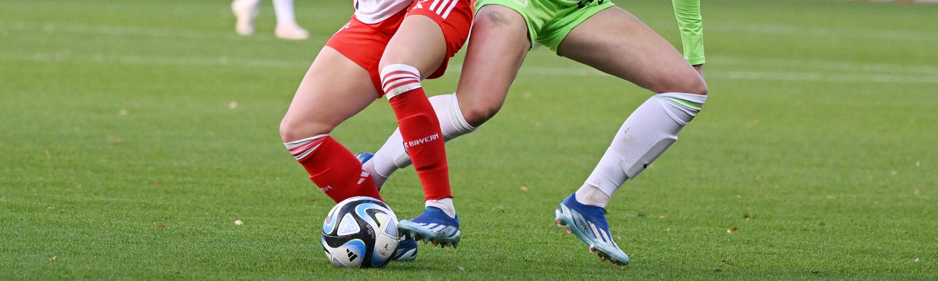 Sarah Zadrazil (l) vom FC Bayern München kämpft mit Wolfsburgs Jule Brand um den Ball.