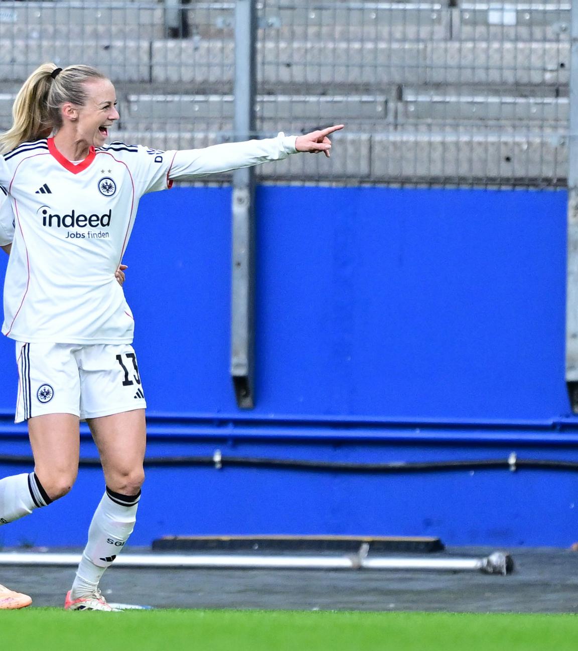 Rebecka Blomqvist und Torschützin Amanda Ilestedt (Frankfurt) beim Jubel nach dem 1:0 gegen den HSV.