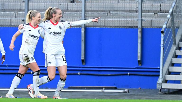 Rebecka Blomqvist und Torschützin Amanda Ilestedt (Frankfurt) beim Jubel nach dem 1:0 gegen den HSV.