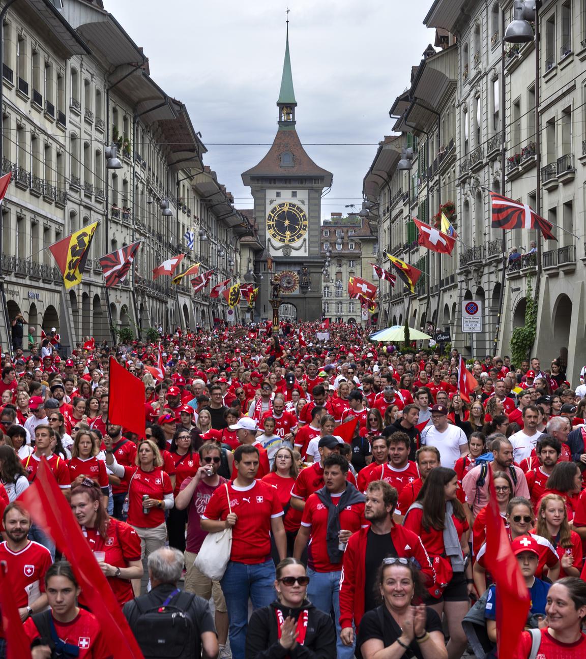 Fans der Schweiz bei Frauen-Fußball-EM in der Altstadt in Bern