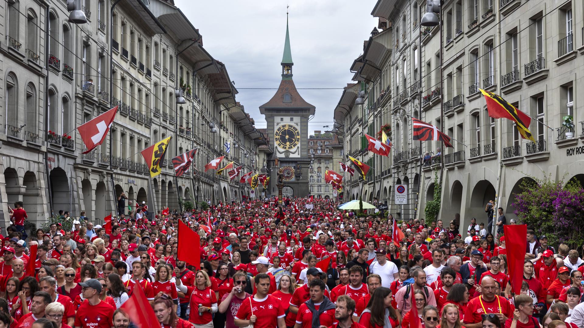 Fans der Schweiz bei Frauen-Fußball-EM in der Altstadt in Bern