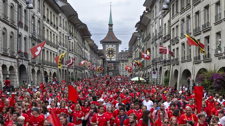 Fans der Schweiz bei Frauen-Fußball-EM in der Altstadt in Bern