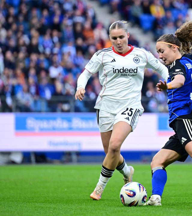 v.l. Jella Veit und Melanie Brunnthaler (HSV) im Zweikampf im Bundesliga-Spiel der Frauen.