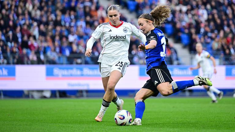 v.l. Jella Veit und Melanie Brunnthaler (HSV) im Zweikampf im Bundesliga-Spiel der Frauen.