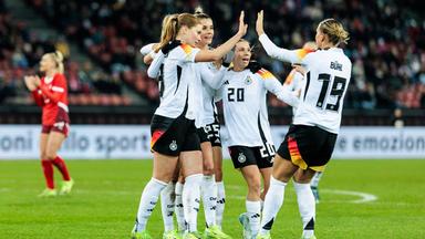 Torschützin Sjoeke Nüsken jubelt mit ihrer Mannschaft ihr Tor zum 1:0 gegen die Schweiz.