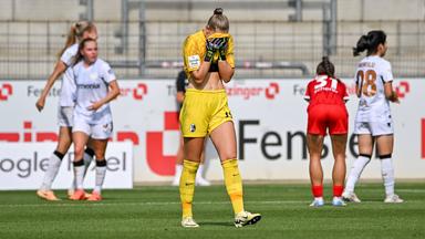 Rafaela Borggraefe (SC Freiburg Frauen, 12) zieht ihr Trikot vor das Gesicht und ist enttäuscht enttaeuscht 