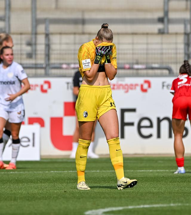 Rafaela Borggraefe (SC Freiburg Frauen, 12) zieht ihr Trikot vor das Gesicht und ist enttäuscht enttaeuscht 