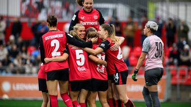 Die Spielerinnen des Bayer 04 Leverkusen jubeln.