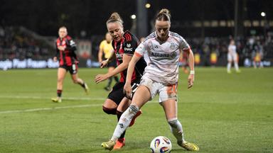FC Bayern Pia-Sophie Wolter (Eintracht Frankfurt, 17) mit Franziska Kett (FC Bayern München, 20) im Zweikampf