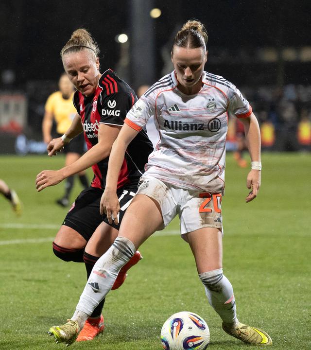 FC Bayern Pia-Sophie Wolter (Eintracht Frankfurt, 17) mit Franziska Kett (FC Bayern München, 20) im Zweikampf