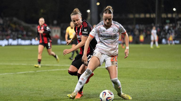 FC Bayern Pia-Sophie Wolter (Eintracht Frankfurt, 17) mit Franziska Kett (FC Bayern München, 20) im Zweikampf