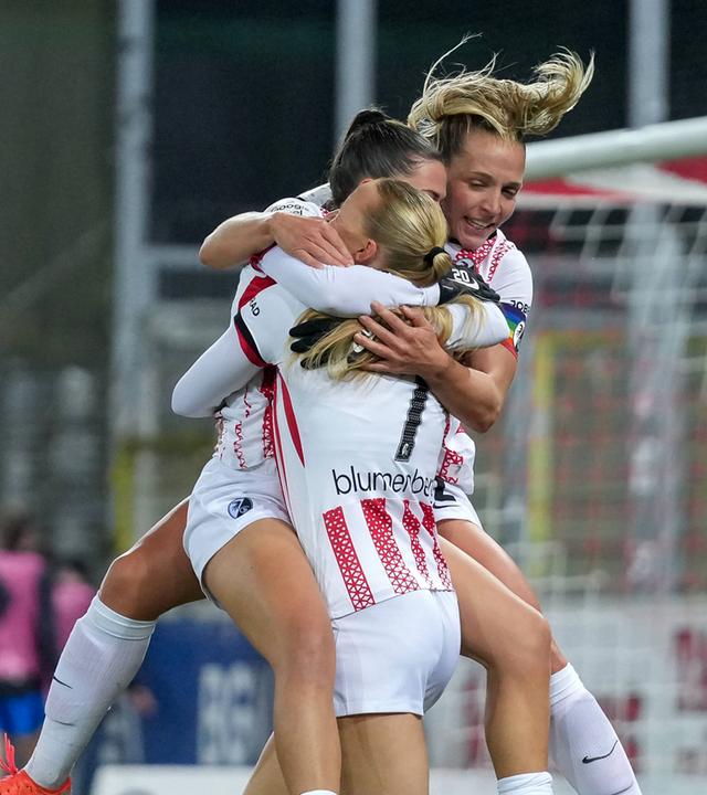 SC Freiburg: Lisa Karl (02), Leela Egli (20), Tessa Blumenberg (07) 