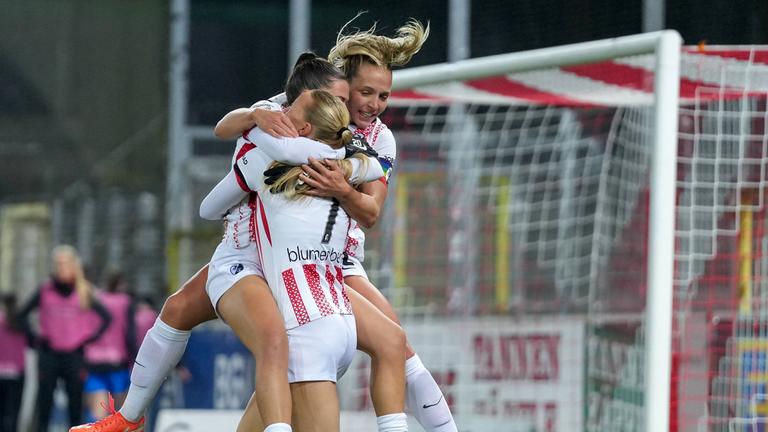 SC Freiburg: Lisa Karl (02), Leela Egli (20), Tessa Blumenberg (07) 