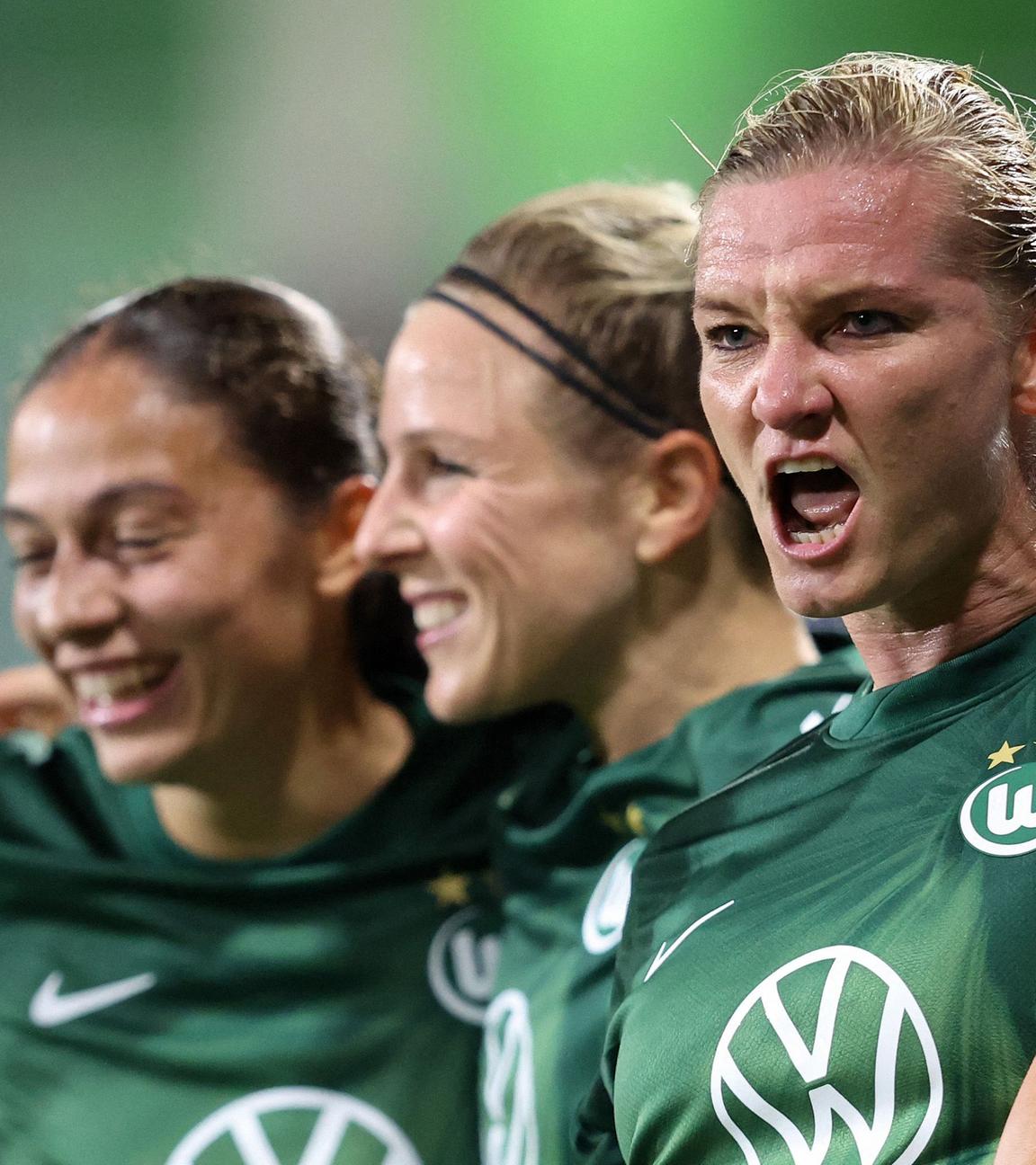 Stürmerin Alexandra Popp (11, r.) vom VfL Wolfsburg jubelt mit Stürmerin Kessya Bussy (19, l.) und Mittelfeldspielerin Svenja Huth (10, M)
