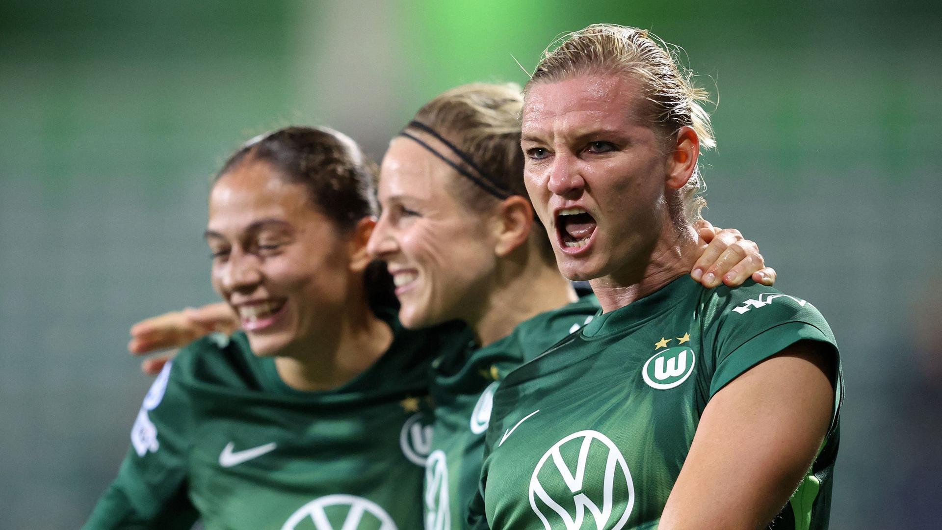 Stürmerin Alexandra Popp (11, r.) vom VfL Wolfsburg jubelt mit Stürmerin Kessya Bussy (19, l.) und Mittelfeldspielerin Svenja Huth (10, M)