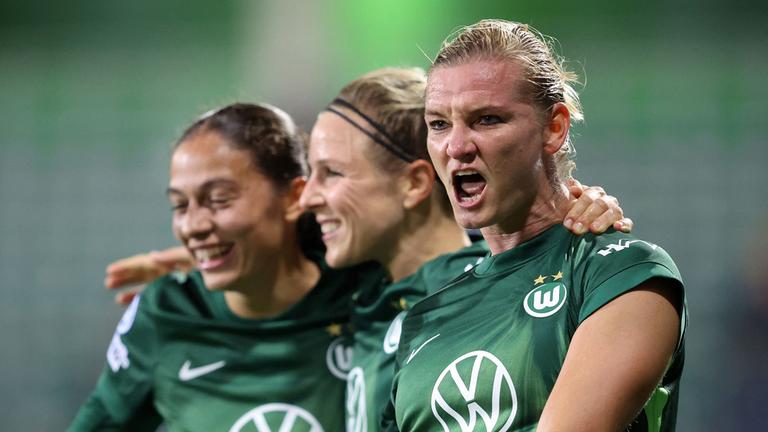 Stürmerin Alexandra Popp (11, r.) vom VfL Wolfsburg jubelt mit Stürmerin Kessya Bussy (19, l.) und Mittelfeldspielerin Svenja Huth (10, M)