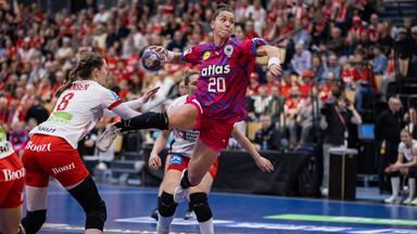 Deutschlands Emily Bölk wirft den Ball auf das dänische Tor.