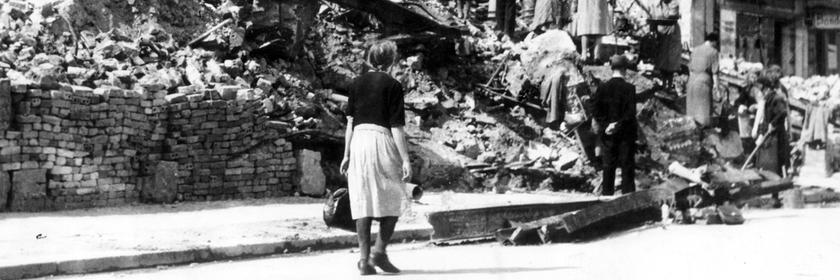 Frauen arbeiten an vom Krieg zertörten Häusern