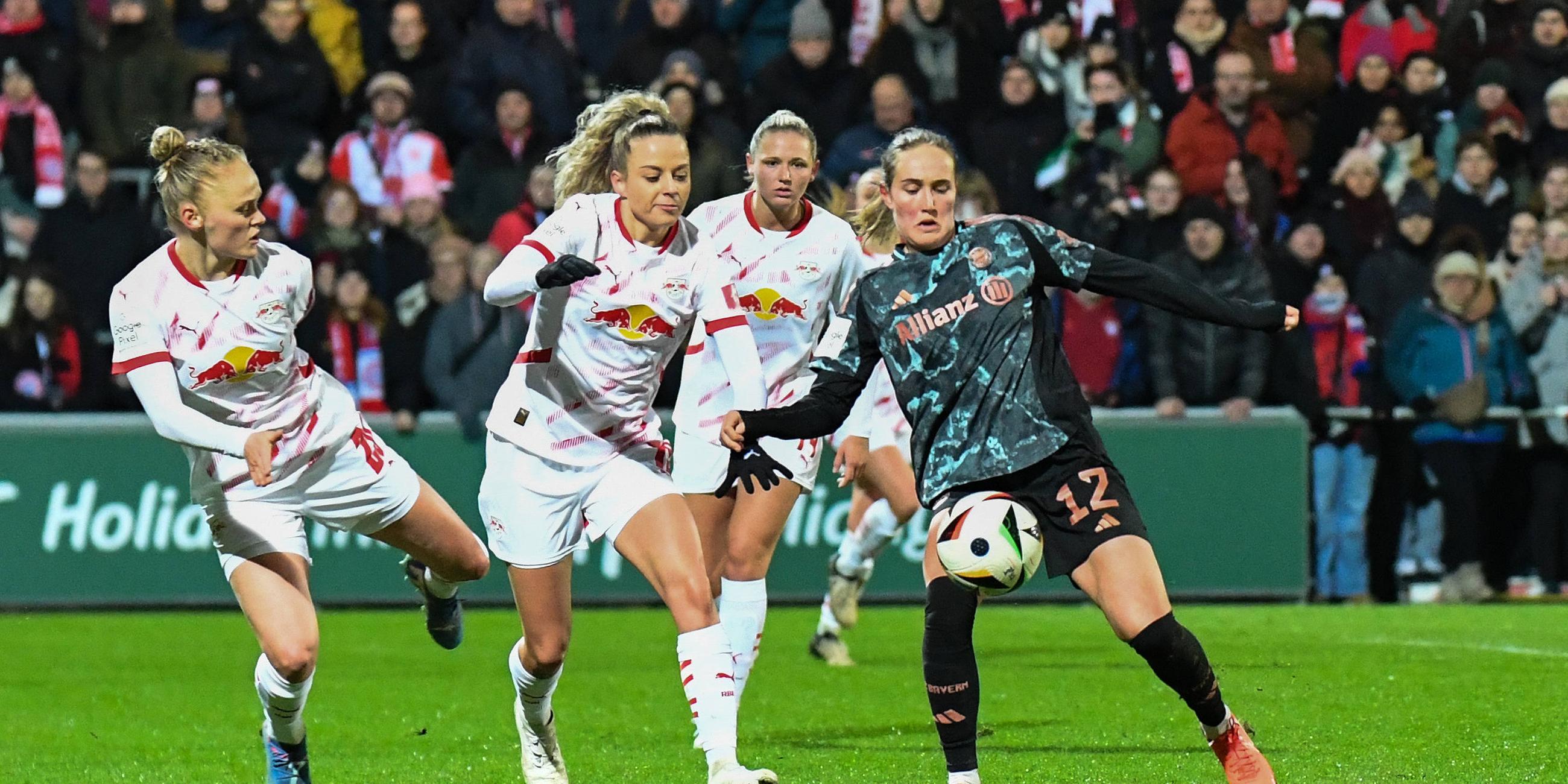 Victoria Krug (Leipzig) und Jenny Hipp (Leipzig) im Duell gegen Sydney Lohmann (Bayern München).