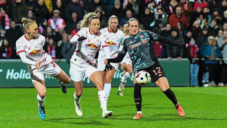 Victoria Krug (Leipzig) und Jenny Hipp (Leipzig) im Duell gegen Sydney Lohmann (Bayern München).