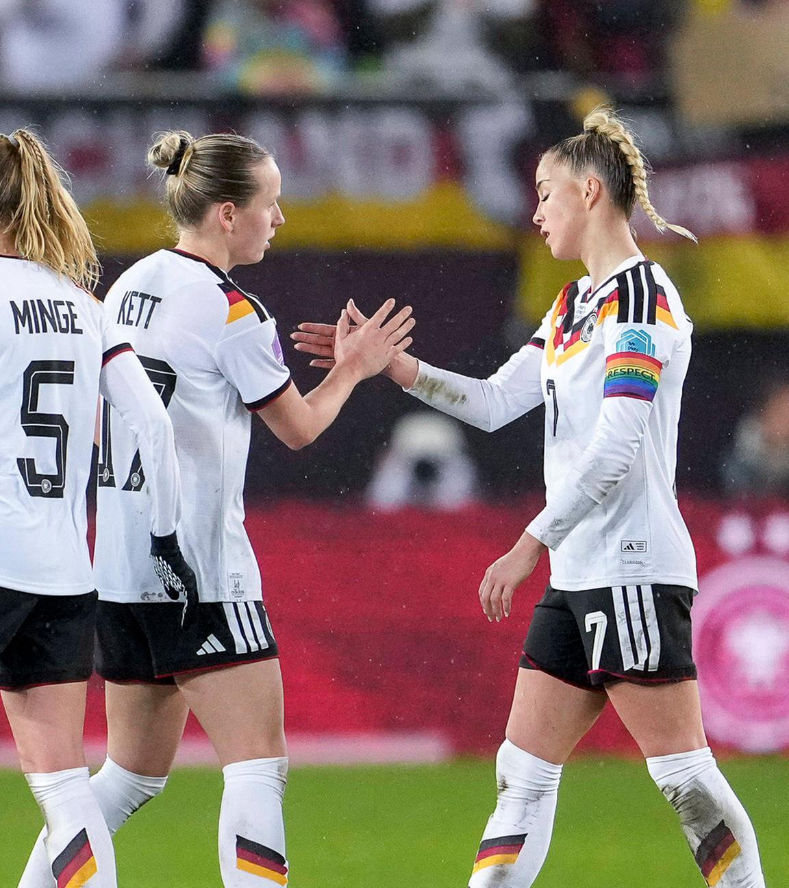 Von links: Kathrin Julia Hendrich, Janina Minge, Franziska Kett, Giulia Gwinn und Rebecca Knaak – Spielerinnen der DFB-Auswahl, enttäuscht nach dem Schlusspfiff über das Unentschieden.