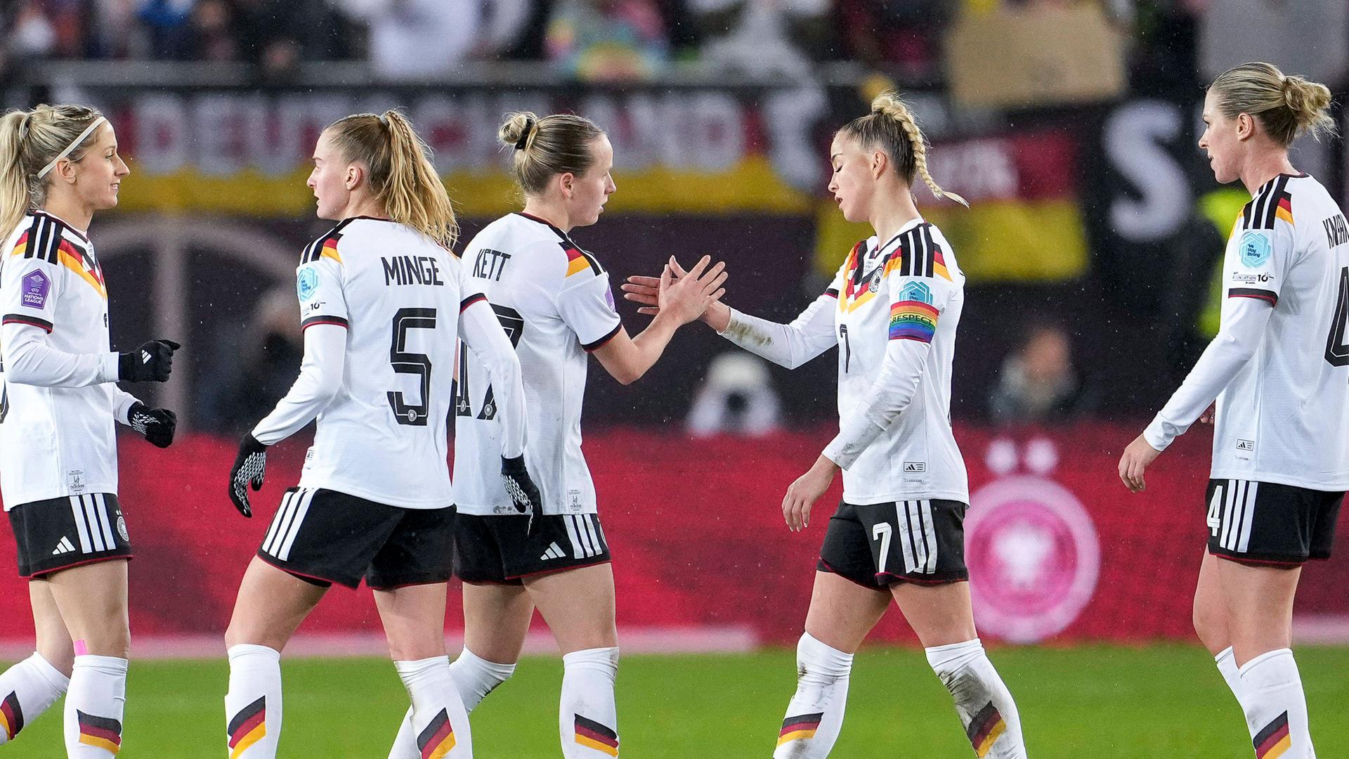 Von links: Kathrin Julia Hendrich, Janina Minge, Franziska Kett, Giulia Gwinn und Rebecca Knaak – Spielerinnen der DFB-Auswahl, enttäuscht nach dem Schlusspfiff über das Unentschieden.
