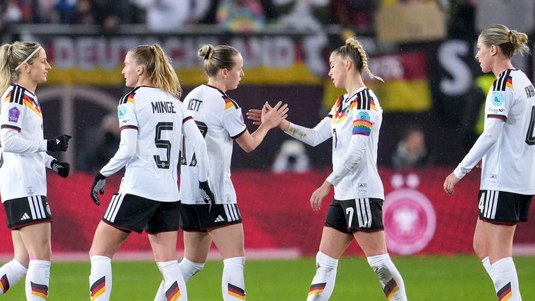 Von links: Kathrin Julia Hendrich, Janina Minge, Franziska Kett, Giulia Gwinn und Rebecca Knaak – Spielerinnen der DFB-Auswahl, enttäuscht nach dem Schlusspfiff über das Unentschieden.