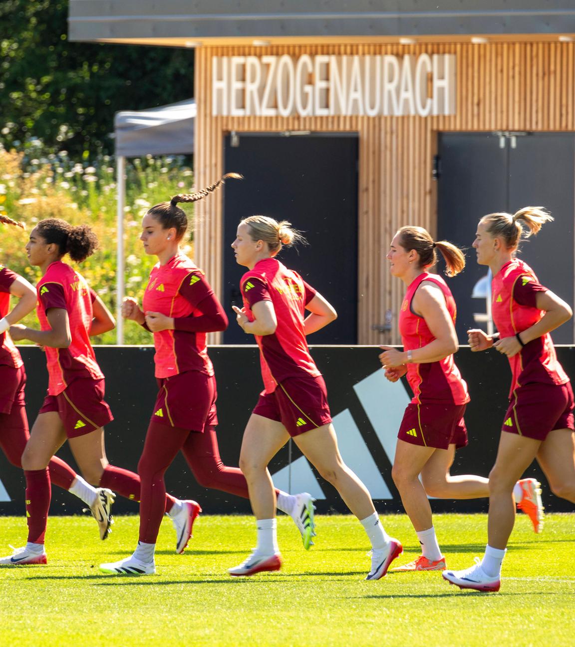 Die Fußball Frauen-Nationalmannschaft im DFB absolviert ihr erstes Training zur Euro 2025 im Home Ground von adidas in Herzogenaurach.