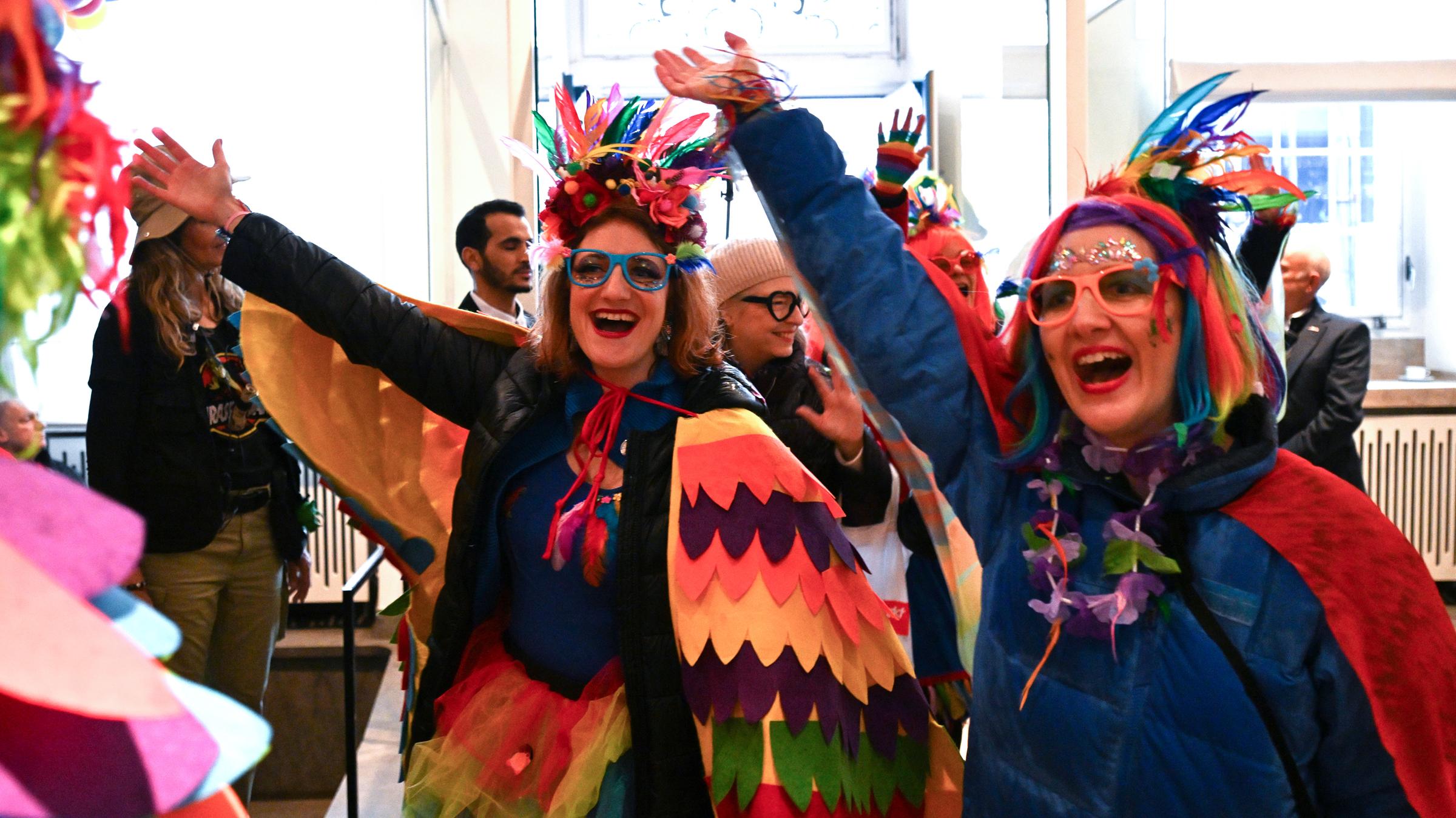Weiberfastnachtsfrauen stürmen Düsseldorfer Rathaus