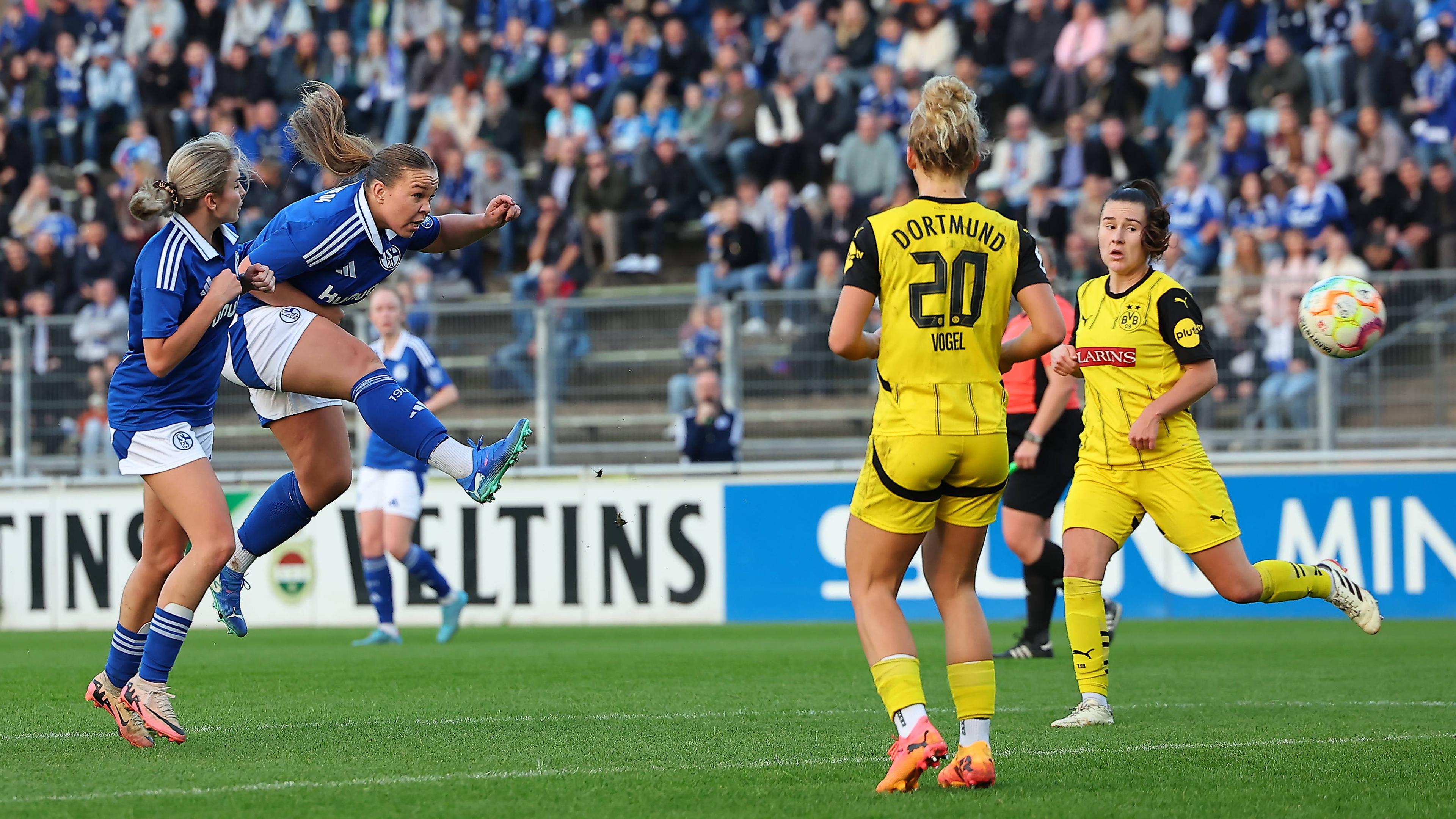 Frauen-Westfalenliga 2024 2025: FC Schalke 04 - Borussia Dortmund: Volleyschuss durch Michelle Biskup