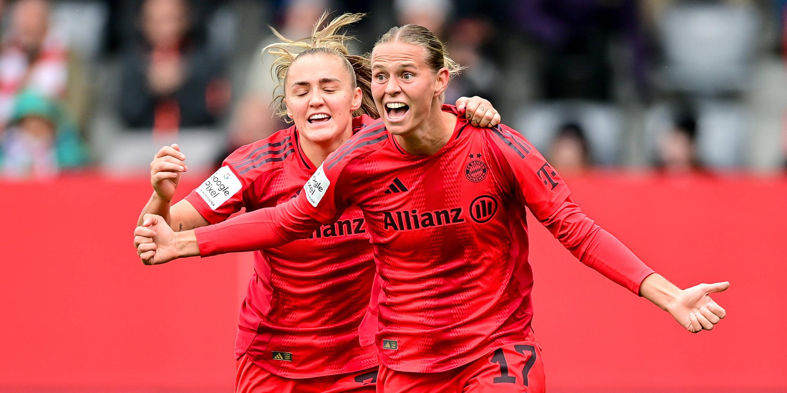 Klara Bühl vom FC Bayern München jubelt mit Teamkollegin Georgia Stanway nach ihrem Tor zum 1:0 gegen den 1. FC Köln.