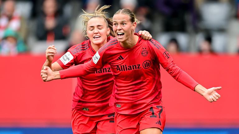 Klara Bühl vom FC Bayern München jubelt mit Teamkollegin Georgia Stanway nach ihrem Tor zum 1:0 gegen den 1. FC Köln.