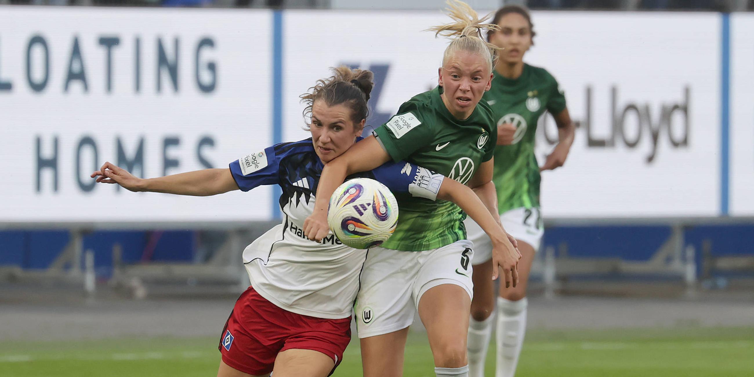 Duell zwischen Pauline Machtens (HSV) und Ella Peddemors (VfL Wolfsburg) im Volksparkstadion.