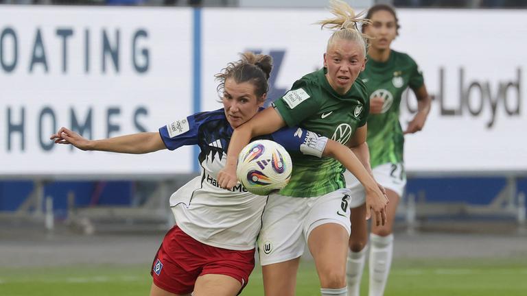 Duell zwischen Pauline Machtens (HSV) und Ella Peddemors (VfL Wolfsburg) im Volksparkstadion.