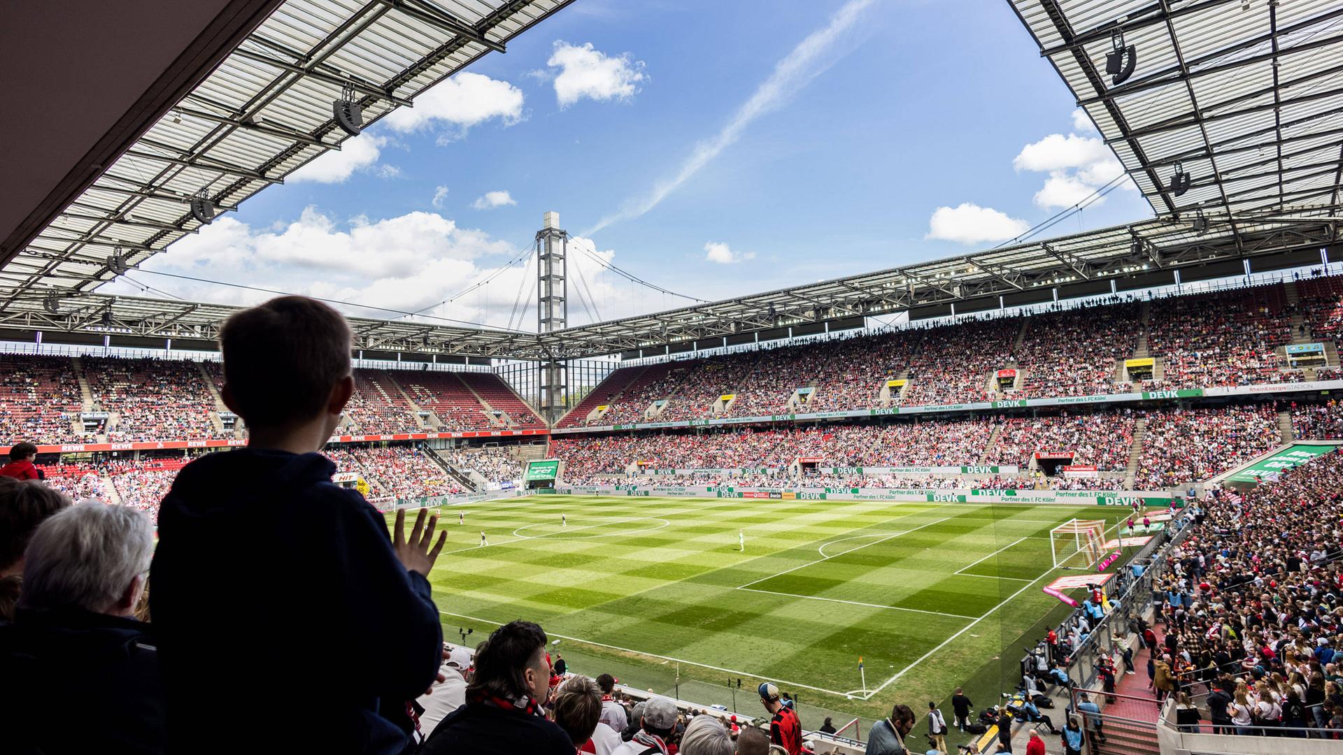 Zu seltenes Bild: Volle Ränge in der Frauen-Bundesliga, hier beim Rekordspiel zwischen dem 1. FC Köln und Eintracht Frankfurt am 23. April 2023 mit 38.365 Zuschauern.