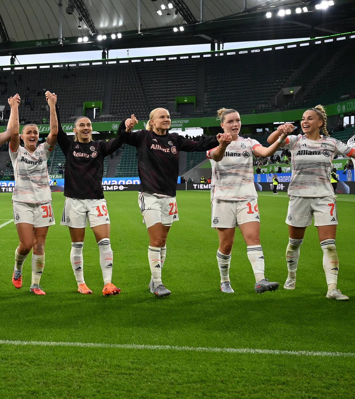 Spielerinnen des Frauenfußballteams von FC Bayern München jubeln über ihren Sieg vor den Fans am 11.10.2025.